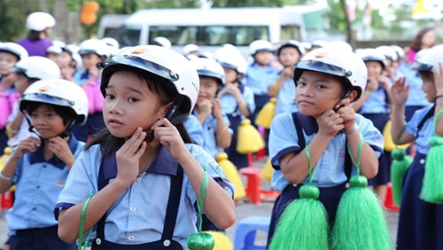 Tuyên truyền, vận động đội mũ bảo hiểm cho trẻ em